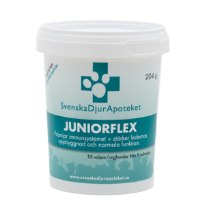 JuniorFlex innehåller Grönläppad Mussla som är rik på glykosaminoglykaner (GAG). Glykosaminoglykaner är naturliga föreningar av glukosamin som förekommer naturligt i kroppens broskvävnad, ledvätska och bindväv. Glukosamin fungerar som ett smörjmedel för lederna och har en viktig roll i att bevara och förbättra ledhälsan. Produkten JuniorFlex med Grönläppad Mussla kan därför bidra till att främja och bevara en hälsosam ledfunktion.