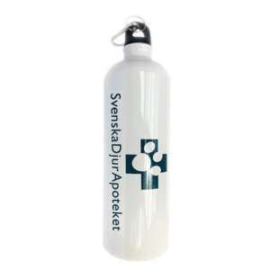 Vattenflaska 1l är gjord av aluminiumflaska och är vit med Svenska DjurApotekets logotyp. Håller vattnet kallt och kommer med kork som har karbinhake.