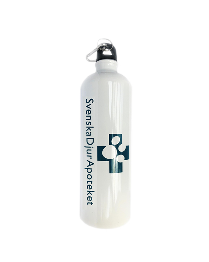 Vattenflaska 1l är gjord av aluminiumflaska och är vit med Svenska DjurApotekets logotyp. Håller vattnet kallt och kommer med kork som har karbinhake.
