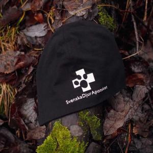 Logo Beanie är en svart stilren mössa med Svenska DjurApotekets logotyp. Utmärkt att använda vid vandringen, träningen, tävlingen eller till vardags.