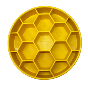 SodaPup Honeycomb eBowl passar medium till stora hundar och efterliknar en honeycomb. Med rejäla kamrar kan du placera foder, frukt och grönt eller tillskott utan att göra oreda i matskålen. Fördelen med det är att du ser exakt vad din hund har ätit och vad hunden gillar och inte. Honeycomb från Sodapup är en typ av slow feeder som hjälper din hund att äta långsamt, minskar hetsätning, främjar en god matsmältning, minskar svullnad och uppblåsthet och främjar en längre mättnadskänsla. Finns hos Svenska DjurApoteket.