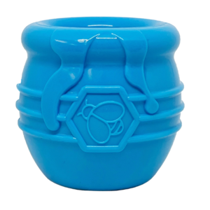 Honey Pot Pup-X från SodaPup ersätter den klassiska matskålen. Denna aktiveringsleksak ger berikning och mental stimulans. Fyll med foder och låt din hund få en rolig aktivering vid middagen som ger en gnutta utmaning!